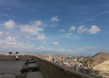Como se puede ver, aquí desde Santa Bárbara, la urbe continúa creciendo (en primer término, La Goteta-Vistahermosa) | F. Abad