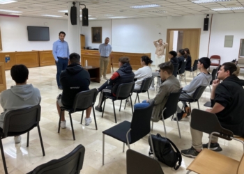 El programa joven oportunidad «Joop» de Torrevieja, visita las instalaciones municipales