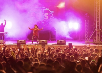 Más de 2.000 personas vibraron con los ritmos discotequeros del festival ‘Vuelta a los 90’s’