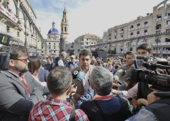 Mazón: “Alcoy se abre al mundo y el mundo mira a Alcoy gracias a sus fiestas de Moros y Cristianos”