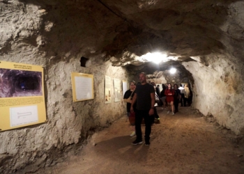 Localizada la entrada al refugio de la calle Santa Justa por el edificio de los antiguos juzgados de Orihuela
