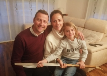 Nicolás Sánchez junto a sus padres.