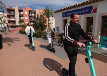 El alcalde, Bernabé Cano, en uno de los patinetes.