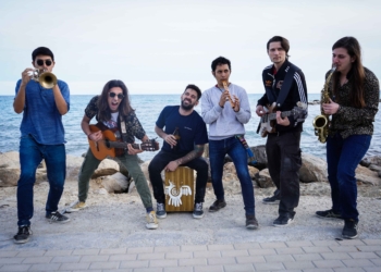 La banda La Coctelera del Indio en la playa del Postiguet de Alicante.