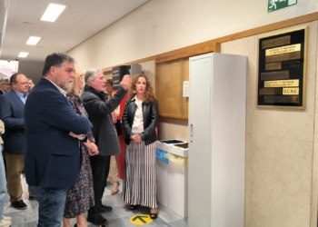 La consellera de Justicia y el Alcalde comprobando el estado actual de trabajo y almacenamiento del Palacio de Justicia.