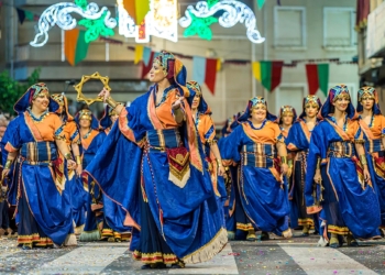 Los Moros y Cristianos de Crevillent nacieron ya con el estatus de la mujer como participante de pleno derecho dentro de la fiesta.