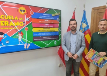 El concejal Fernando Gómez y el técnico municipal José María Martínez presentando la Escuela de Verano 2023.