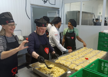 Voluntarios trabajando en la cocina de la AGS.