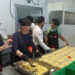 Voluntarios trabajando en la cocina de la AGS.