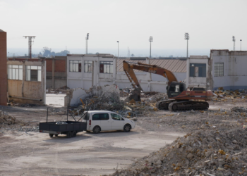 Trabajos de derribo de las antiguas naves de Azabe.