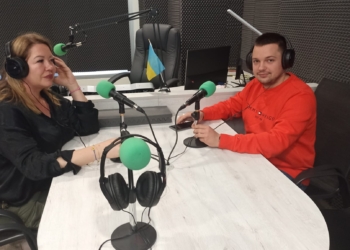Olena Isaieva y Bohdán Isaiev en el estudio de Radio Ucrania FM.