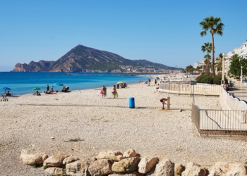 La nueva playa de El Bol se le queda pequeña a Altea