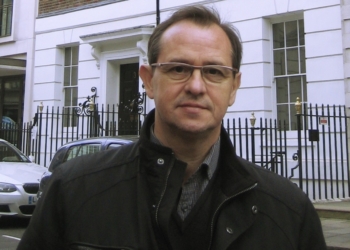 «A menudo, los periodistas me consideran escritor y los escritores periodista»