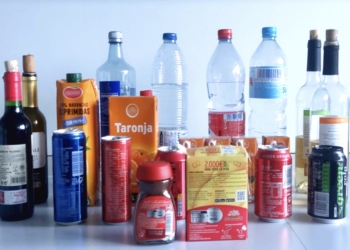 Las bebidas azucaradas tienen niveles de plastificantes 100 veces superiores a los del agua