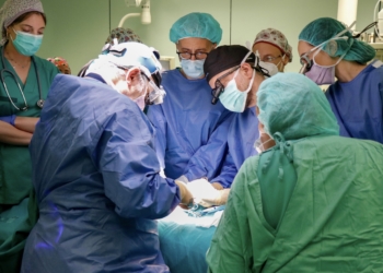 La Fe implanta un marcapasos a un bebé prematuro de bajo peso