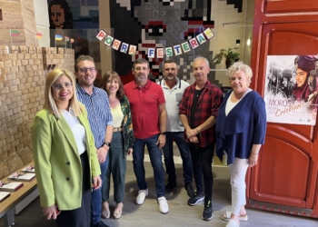 Petrer promociona sus fiestas de Moros y Cristianos en el aeropuerto de Alicante-Elche