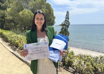 Carolina Gracia recoge las 11 banderas azules otorgadas a las playas de Orihuela