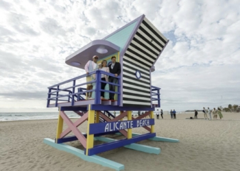 La primera caseta de salvamento del artista urbano Marest ya luce en la playa de San Juan