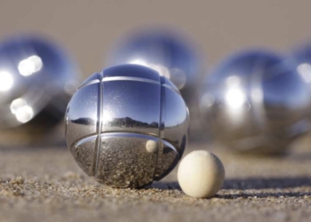 El Ayuntamiento restaura 80 pistas de petanca del término municipal de Torrevieja