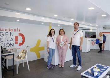 El bus ‘Generación D’ se instala hasta el miércoles en l’Alfàs para ayudar a mejorar las competencias digitales