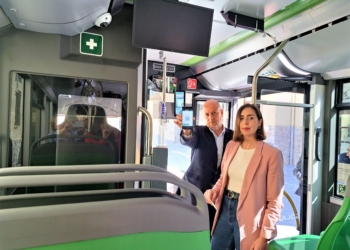 Esther Díez, concejala de Movilidad, y Ángel Andreu, gerente de Auesa.