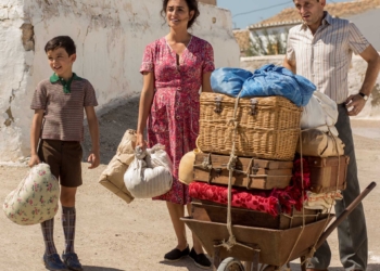 Asier Flores, Penélope Cruz y Raúl Arévalo en un momento del rodaje de la película 'Dolor y gloria' de Almodóvar.
