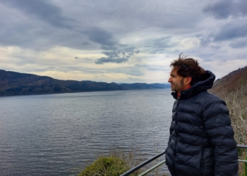 Antonio Pardo posa junto a Lago Ness.