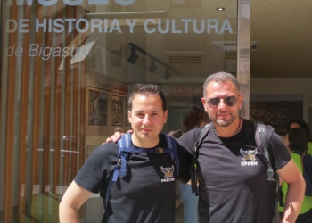 Pascual Segura y Efrén Pamies delante del recién inaugurado Museo de historia y cultura de Bigastro.