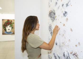 La artista Tatiana Roig en una de sus exposiciones en el Museo de la Ciudad.