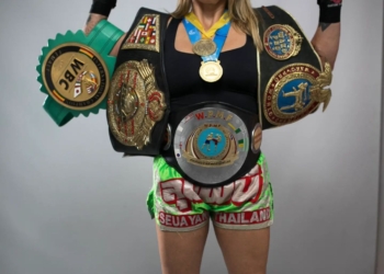 Eva Mª Naranjo posa con algunos de los títulos conseguidos durante su carrera.