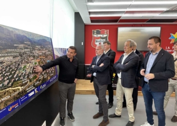 El comité evaluador escucha las explicaciones de Bernabé Cano.