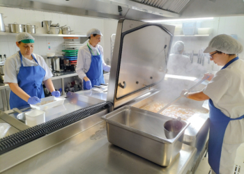 Comedores escolares de la Vega Baja se adaptan a las tendencias saludables con comida casera, producto local y cocina sostenible