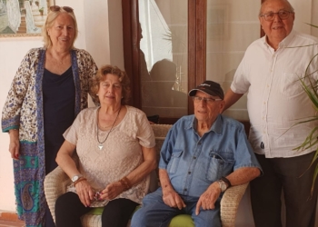Antonio Dols (con camisa azul) junto a otros socios de la Asociación Club Convivencia La Senia.