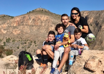 María Soto junto a su familia de excursión a la Cruz de la Muela (Orihuela).