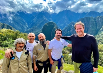 José Ramón Mena, segundo por la izquierda.