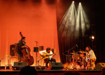Javier Colina, contrabajo; Josemi Carmona, guitarra y Bandolero, percusión | Grup Fotografic de Petrer