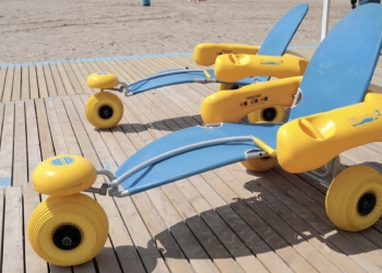 València avanza el inicio de la temporada de baño adaptado, que estará operativa hasta el 15 de septiembre