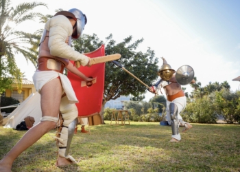 Continúa en l’Alfàs el FESTVM ALONIS con un combate de gladiadores y una degustación de vino y garum