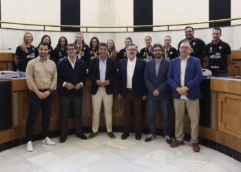Las jugadoras del BM Elche visitan la Diputación como subcampeonas de la Liga Guerreras Iberdrola