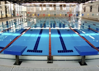 Los cursos de verano de natación cuentan con 136 personas inscritas