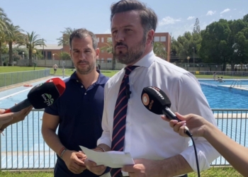 Elche estudiará la revisión del precio de las piscinas municipales