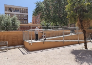 Elda mejora la accesibilidad y crea una nueva zona de juegos infantiles en la plaza de la calle Manolita Candel