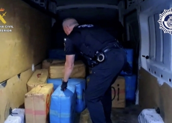 Una operación conjunta de Policía Local y Guardia Civil concluye con la incautación de casi cinco toneladas de hachís en las playas de Elche