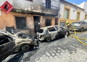 Un incendio calcina un vehículo y afecta a dos viviendas en pleno centro de La Nucía
