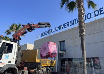 El hospital universitario de Torrevieja inicia la instalación de un nuevo equipo de resonancia magnética de última generación
