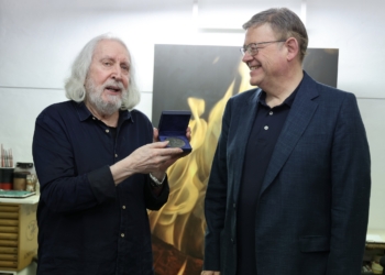 Ximo Puig entrega la Distinción de la Generalitat al Mérito Cultural al artista alcoyano Antoni Miró