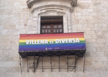 Villena coloca la bandera LGTBI en el balcón como reivindicación de los derechos fundamentales