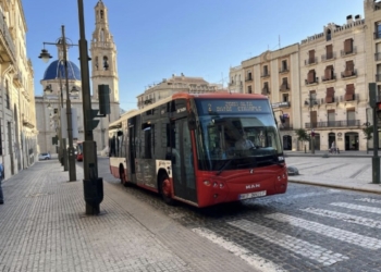 El servicio combinado de autobús Cementerio-Font Roja vuelve a funcionar desde este sábado