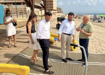 Elche amplia los servicios de accesibilidad en las playas para personas con diversidad funcional