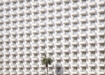 La exposición de fotografía arquitectónica “The Caves of Steel” de Manuel Álvarez Diestro inaugura en el Museo de Aguas de Alicante